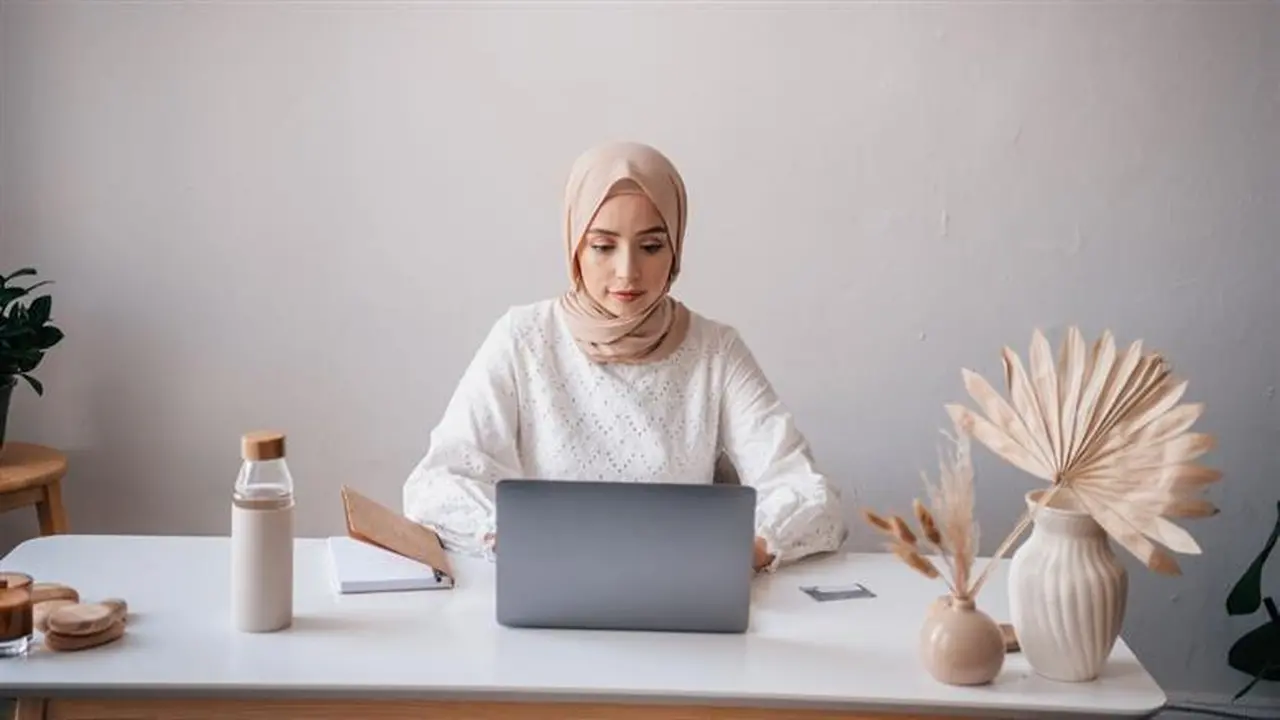 يبدأ غدًا.. كيف ينظم القانون حقوقك في حالة العمل من البيت؟